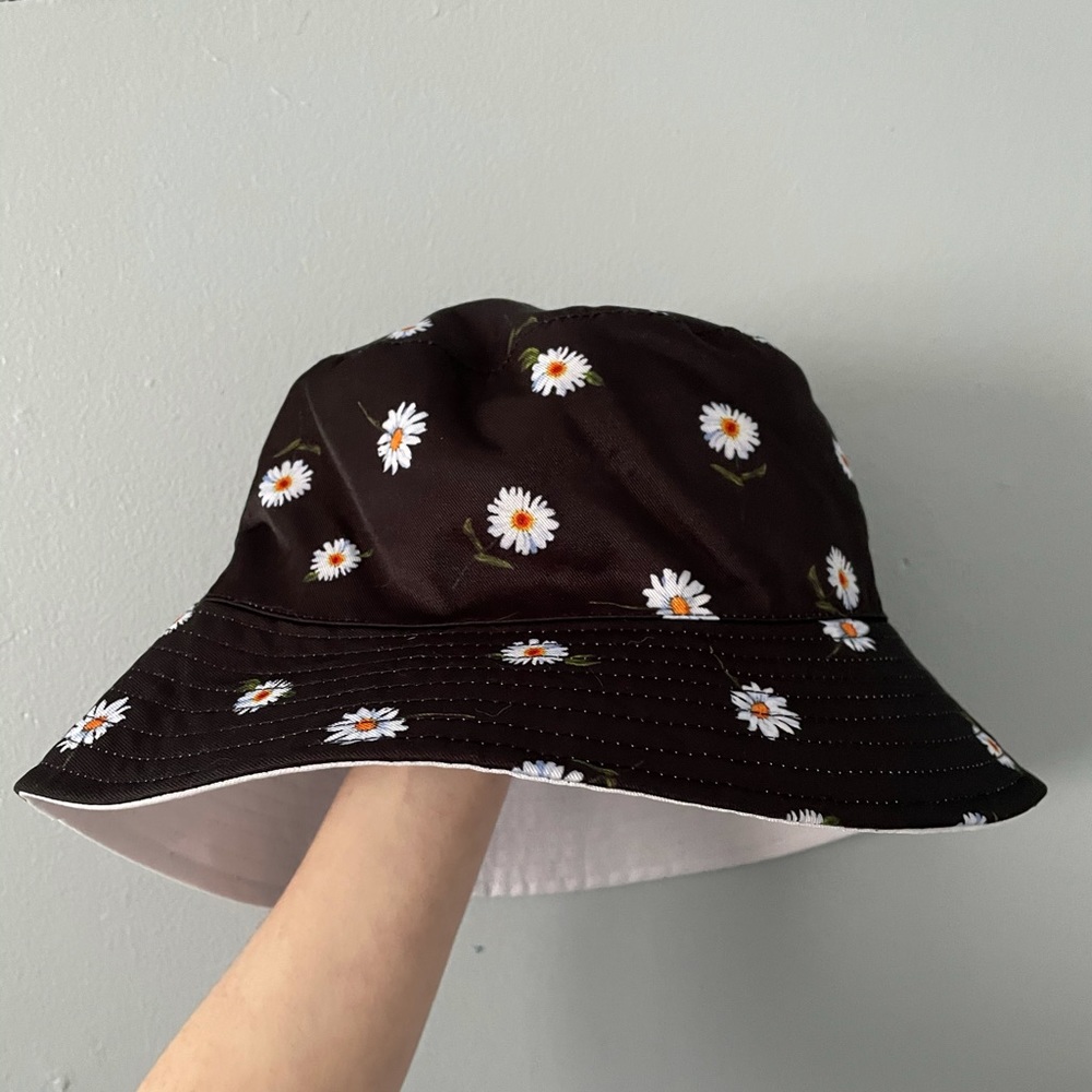 Alice + Olivia FFF Reversible Daisy Bucket Hat